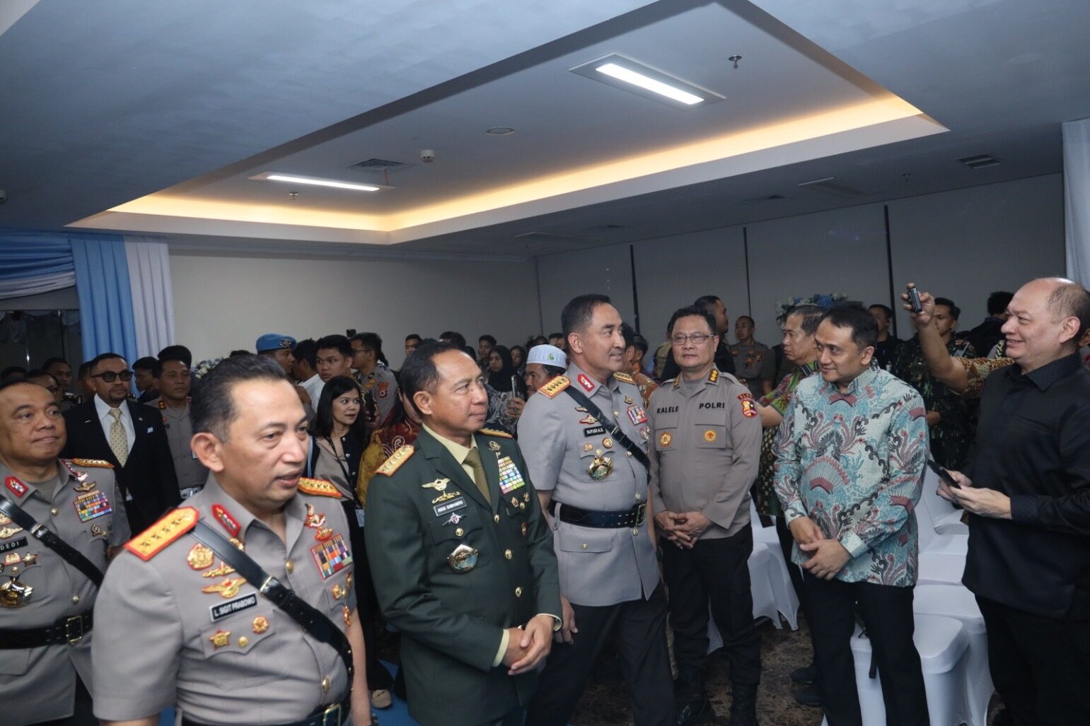 SERAH TERIMA PANJI TRIBRATA TANDAI ESTAFET KEPEMIMPINAN POLRI